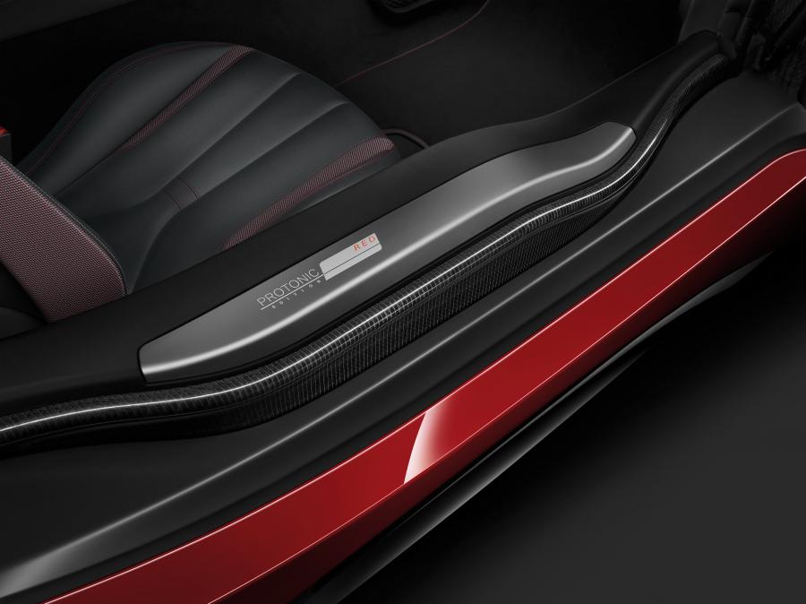 Детали интерьера BMW i8 Protonic Red Edition (I12) 2016 года  (фото 4 из 20)